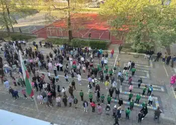 В училищата в Ямбол денят започва с утринна гимнастика