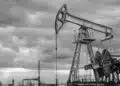 Петролът „Брент“ падна под 80 долара след сделката САЩ – Иран
