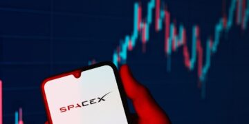 Търговията с акциите на SpaceX стартира с 11% скок