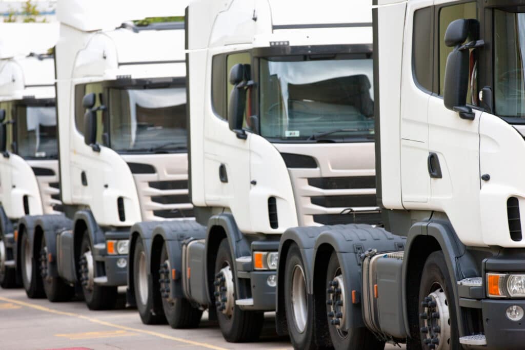 Китай насочва усилията си към електрификация на тежкотоварни камиони 2 freight transportation trucks parked in a row 2026 01 11 09 50 25 utc scaled 1