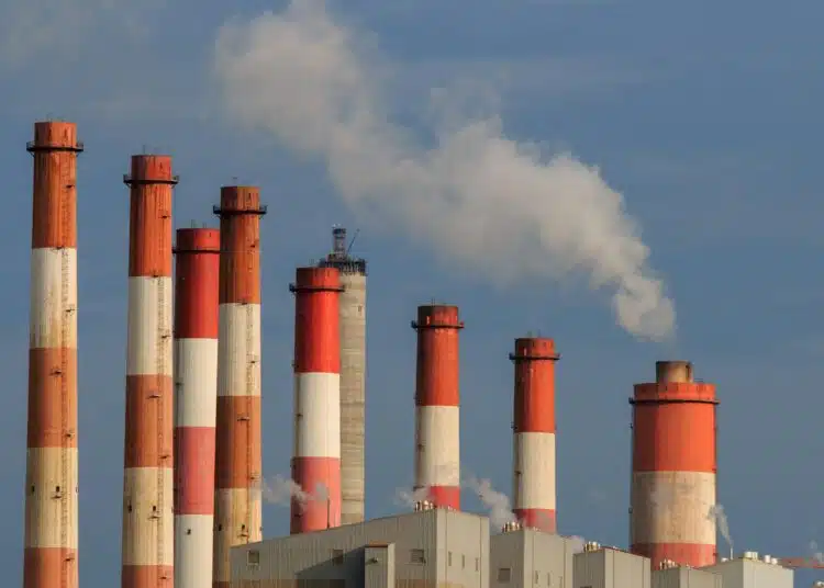 Парниковите емисии в ЕС са се увеличили през 2025 г. 1 global warming factory emissions pollution