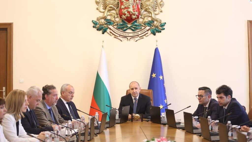 pravitelstvo budjeten deficit 2026