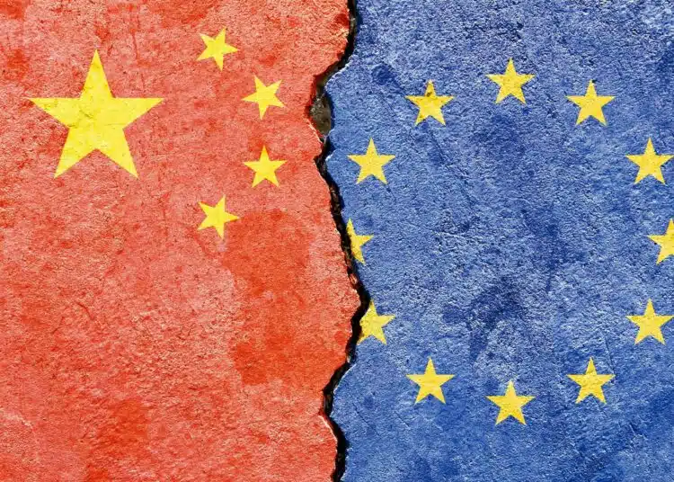 ЕС обмисля нов инструмент за диверсификация на доставките от Китай 1 view of china vs eu national flags isolated on broken cracked concrete wall background