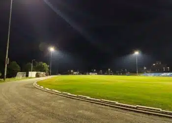 Продължава модернизацията на лекоатлетическата писта на стадиона в Царево (снимки)