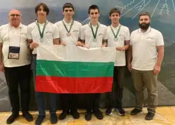 Наши ученици се върнаха с пет медала по физика от международна олимпиада 2 Наши ученици се върнаха с пет медала по физика от международна олимпиада