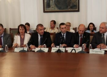 Мантинели без ключови елементи и наредба, „преписана“ от Германия