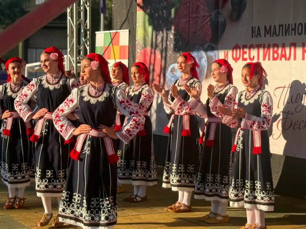 Фестивалът на малината в Самоков събра производители, богата културна програма и много награди от празничната томбола 6 6 0c029a91
