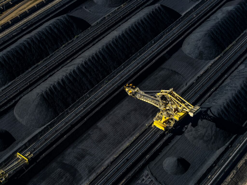 Австралийци съдят държавата в ООН заради износа на въглища и газ 2 a large machine is on top of some tracks with coal