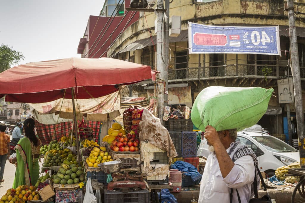 Как живеят жителите на един от най-горещите градове в света? 2 bustling street market scene with vibrant fruit st 2026 03 25 03 52 12 utc scaled 1