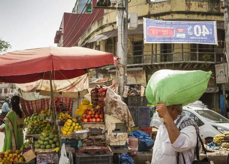 Как живеят жителите на един от най-горещите градове в света? 1 bustling street market scene with vibrant fruit st 2026 03 25 03 52 12 utc scaled 1
