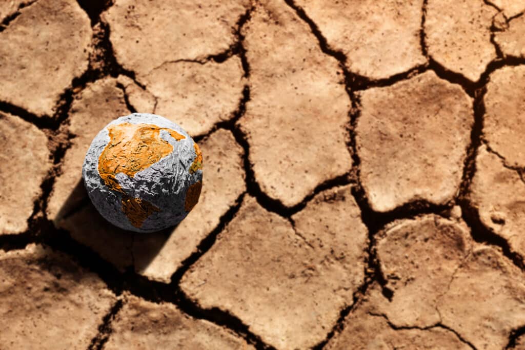 Климатичният риск вече е финансов риск за българския бизнес 2 dry earth with globe symbolizing climate change 2026 03 25 09 20 46 utc scaled 1