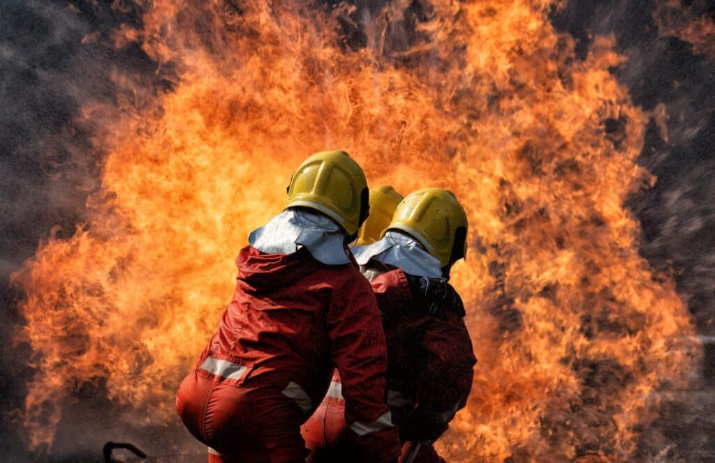 Гърция е световен лидер в откриването на горски пожари 2 fire fighter team on training with gas and oil fire hold hose spray jet water spray to extinguish