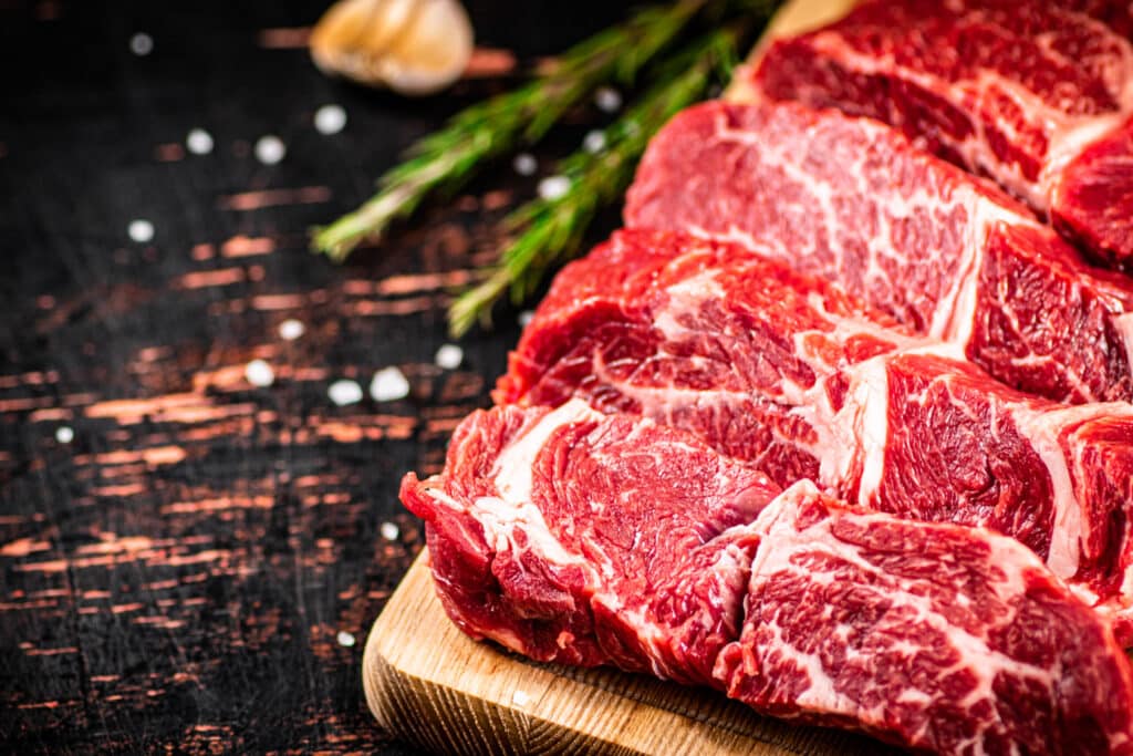 JBS се отказва от целта за нетни нулеви емисии във веригата за доставки 2 fresh raw beef steaks with rosemary on board 2026 03 09 06 37 42 utc scaled 1