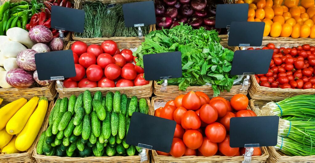 Земеделските субсидии в ЕС оскъпяват здравословното хранене 2 fresh vegetables on shelf in supermarket