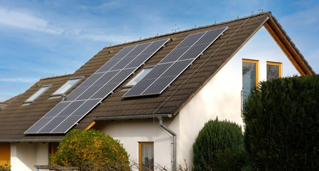 Скритите ползи от слънчевите панели на покрива 2 home solar panel alternative energy is used for heating and water heating