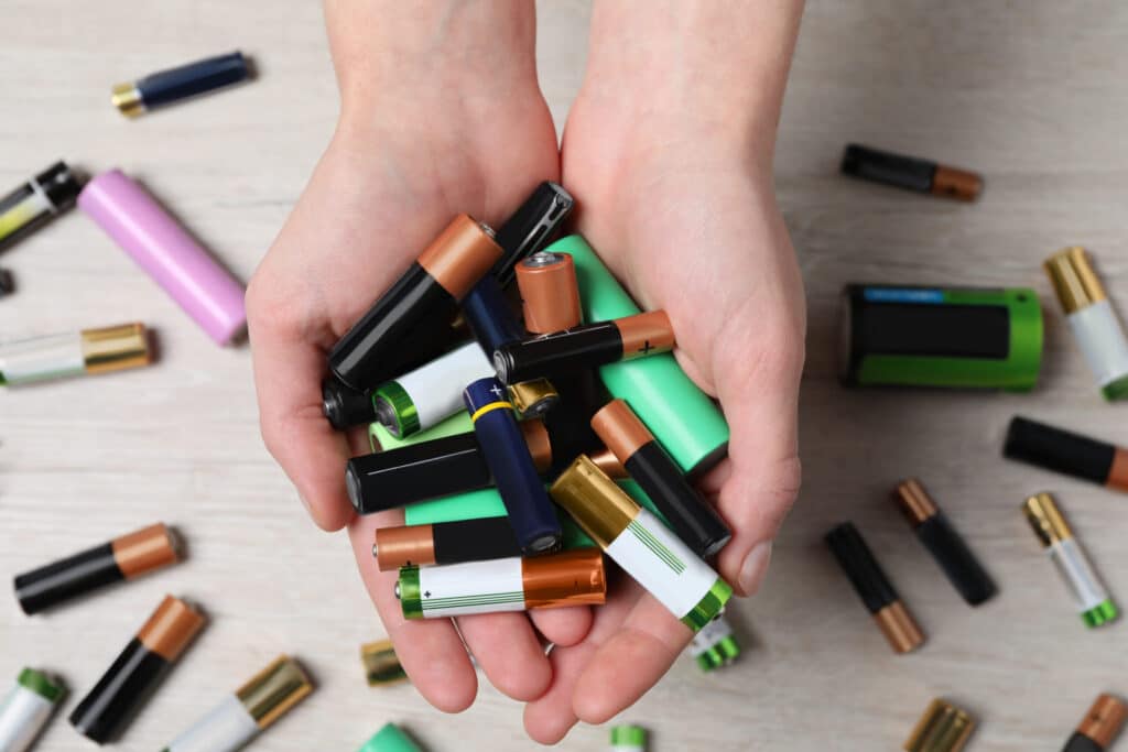 Малката батерия, която продължава да подпалва центровете за рециклиране 2 lithium ion batteries scaled 1