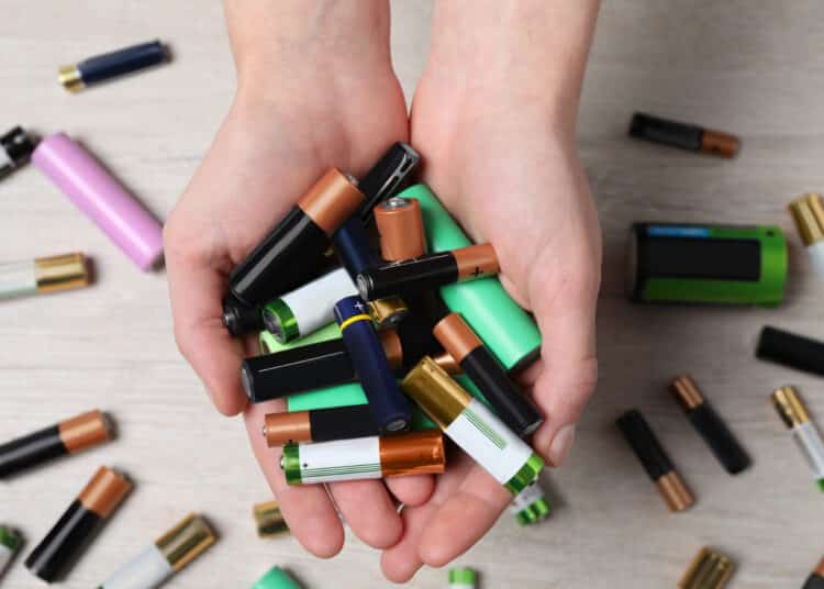 Малката батерия, която продължава да подпалва центровете за рециклиране 1 lithium ion batteries scaled 1