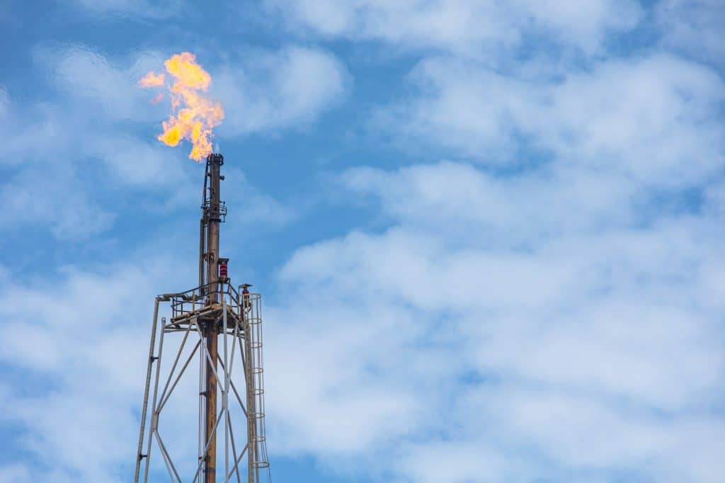 ЕК предлага облекчаване на санкциите за метан 2 methane gas fire high flare stack flaring tower platform in refinery petroleum plant or flame