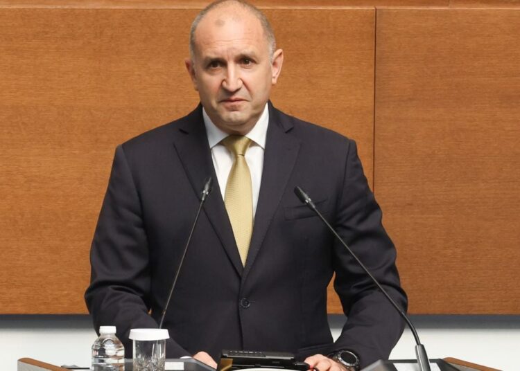 Радев: Ще намалим дефицита без да режем социални разходи и да замразяваме пенсии 1 mil 8895