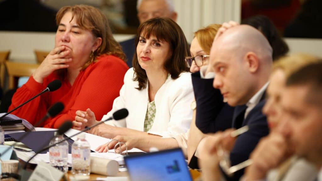 „За да не влизат във филм“: Новите правила за трудовия стаж влизат в сила от догодина 1 natalija efremova komisija budjet finansi trudov staj