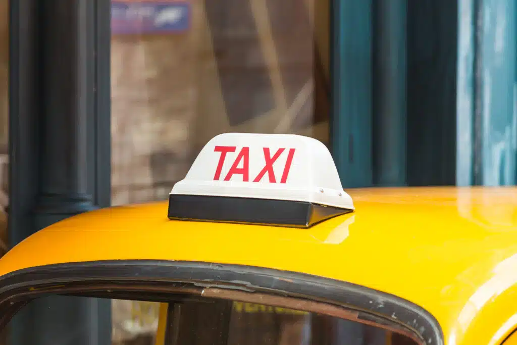 София преминава към електронни разрешителни за такситата 1 nightlife street illuminated taxi city e749c2e9