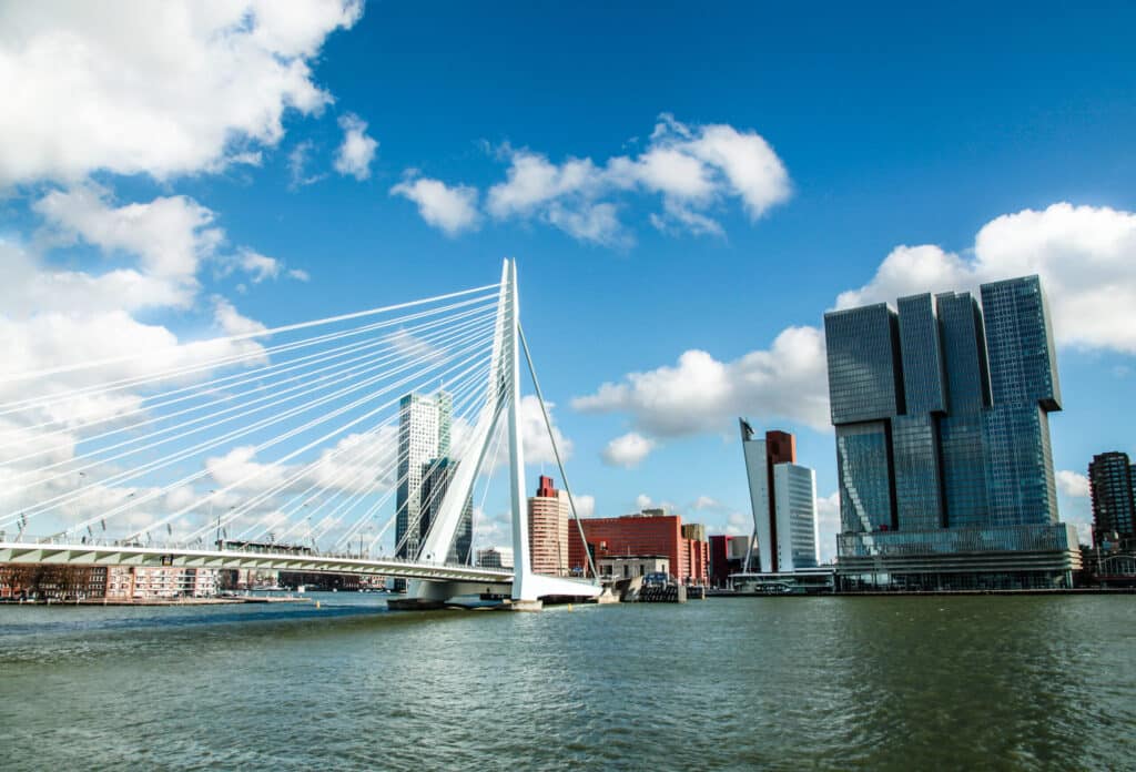 Ротердам под натиск да ускори зеления преход 2 panorama erasmus bridge over the river meuse in ro 2026 03 16 06 30 37 utc scaled 1
