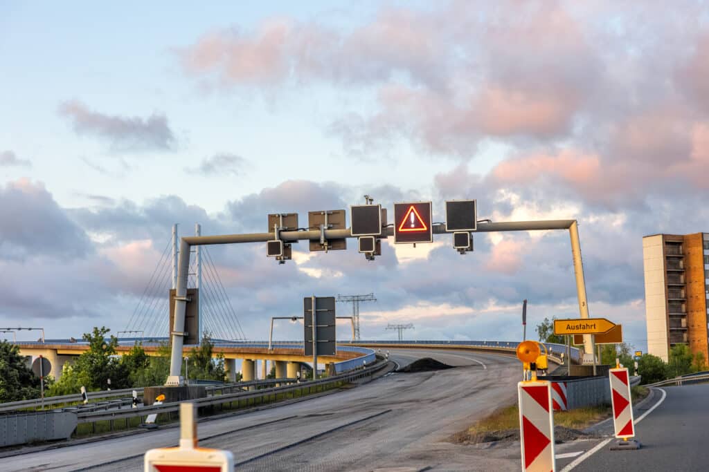 Пътуването поскъпва: годишната винетка вече струва 64,50 евро 1 road repair construction equipment temporary traffic signs 02fc401e