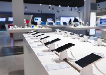 Пазарът на смартфони се срина до 13-годишно дъно