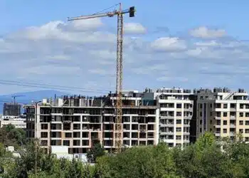Строителството натисна леко спирачките през май