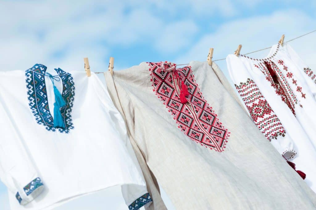 Фолклор от осем държави завладява Варна за четири дни 2 traditional embroidered shirts outdoors 30133ce2