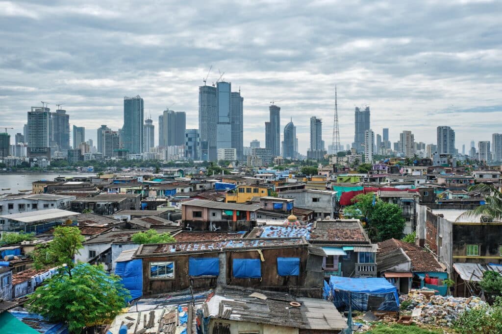 Кризата в Близкия изток и Ел Ниньо заплашват Югоизточна Азия 2 view of mumbai skyline over slums in bandra suburb