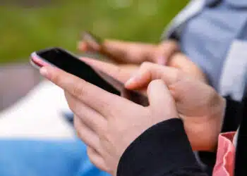 Колко дълго използваме смартфона си и защо решаваме да го сменим?