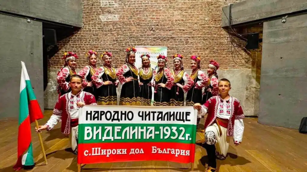 Широки дол донесе две първи места от международния фестивал „Арт Палитра“ в Брюксел 3 767540408 1497327689090267 5582075401965890609 n 54f352d0