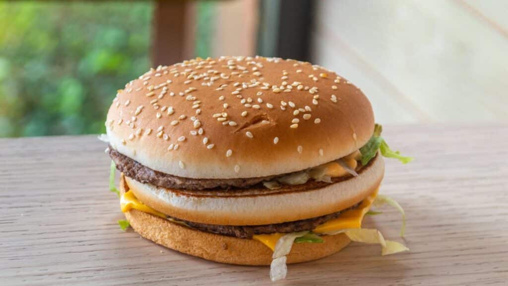 Индексът Big Mac на 40 години: колко истина за световната икономика има в един бургер? 1 depositphotos 696030674 l