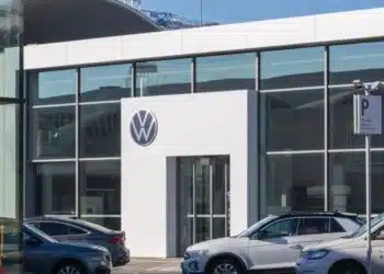 Акционерите във Volkswagen с призив към ръководството: Съкращавайте бързо
