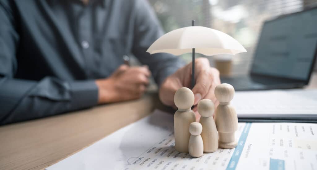 Пожарите в Европа показаха слабостите на климатичното застраховане 2 protecting family with insurance policy at the off 2026 03 20 04 05 28 utc scaled 1