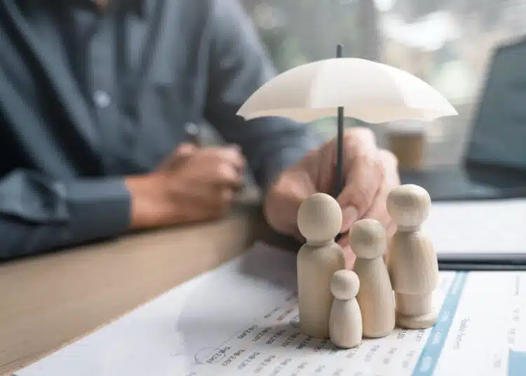 Пожарите в Европа показаха слабостите на климатичното застраховане 1 protecting family with insurance policy at the off 2026 03 20 04 05 28 utc scaled 1